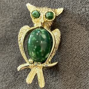 Vintage Green Jade Like Owl Brooch 1.25 inch Gold Tone Pin Cabochon Stone